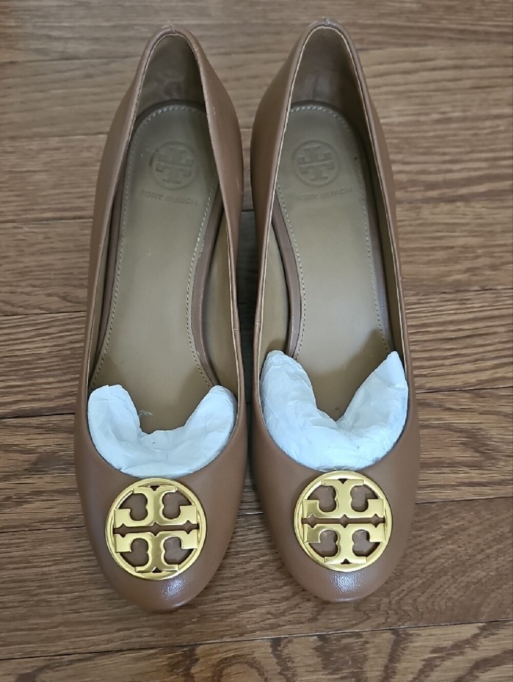 Tory Burch Tan Leather Round-Toe Pumps with Gold Logo Medallion - Picture 2 of 8
